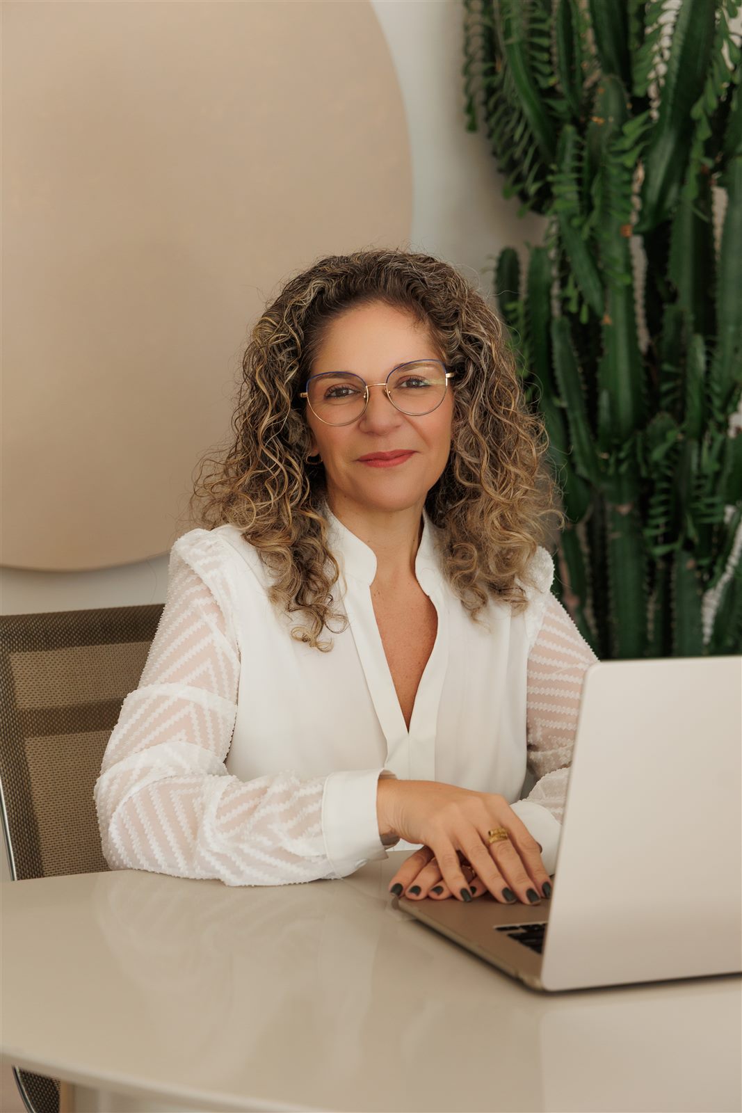 Juliana Marona, fundadora da JMarona, segurando um tablet
